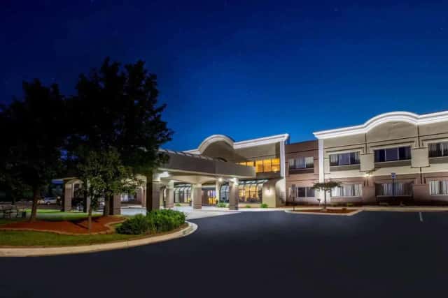 Days Inn & Suites by Wyndham Rochester Hills MI — guest room