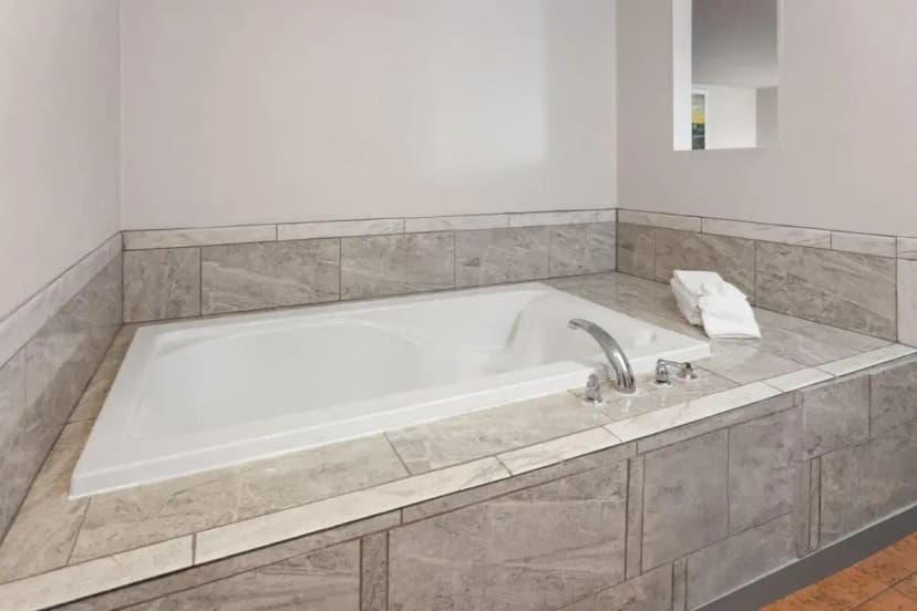 Hotels with jacuzzi in room in Airway Heights