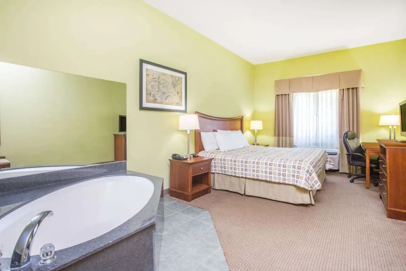 Hotels with jacuzzi in room in Swainsboro