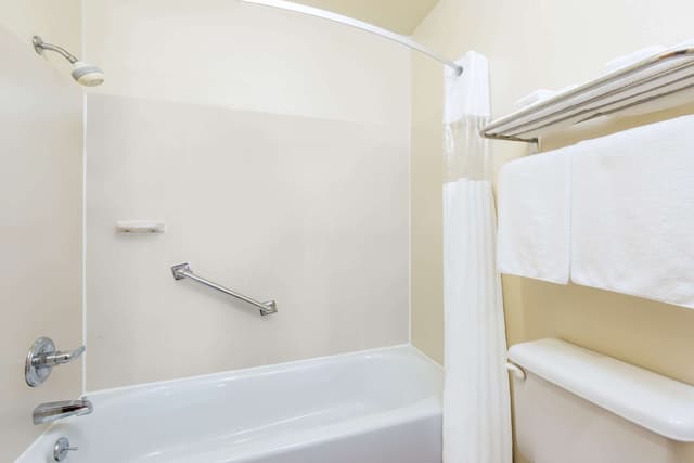 Deep soaking bathtub