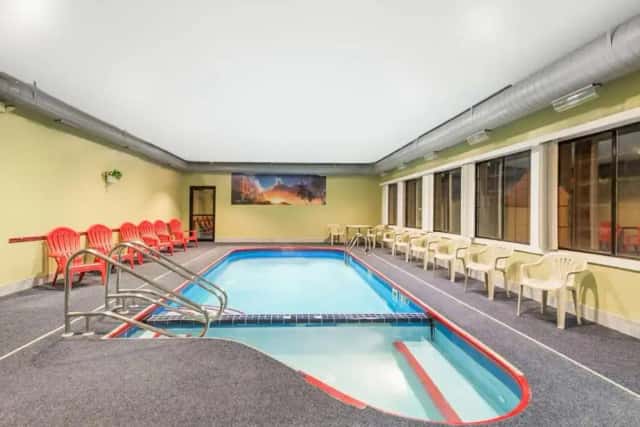 Days Inn & Suites by Wyndham Youngstown / Girard Ohio — guest room