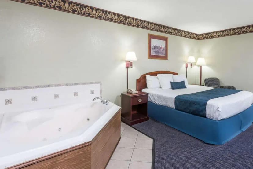 Hotels with jacuzzi in room in Girard