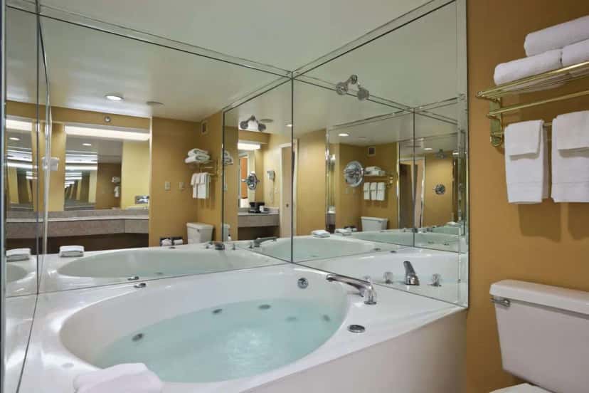 Hotel with a hot tub in Nashville, TN