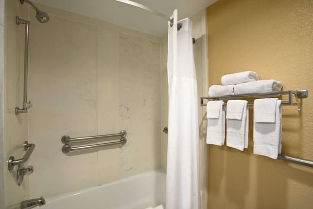 Deep soaking bathtub