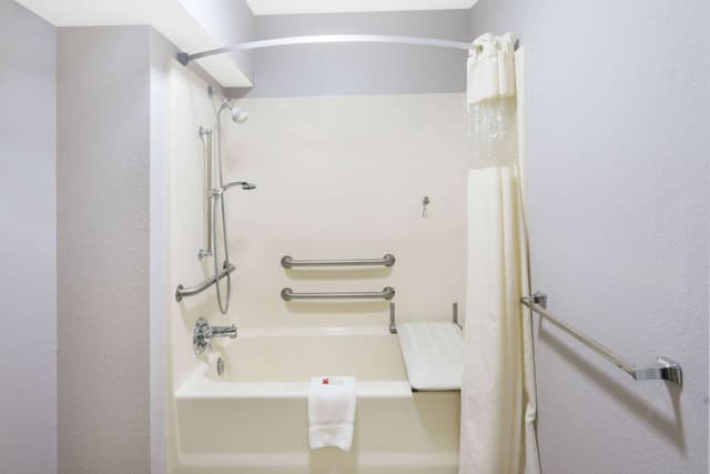Jetted bathtub