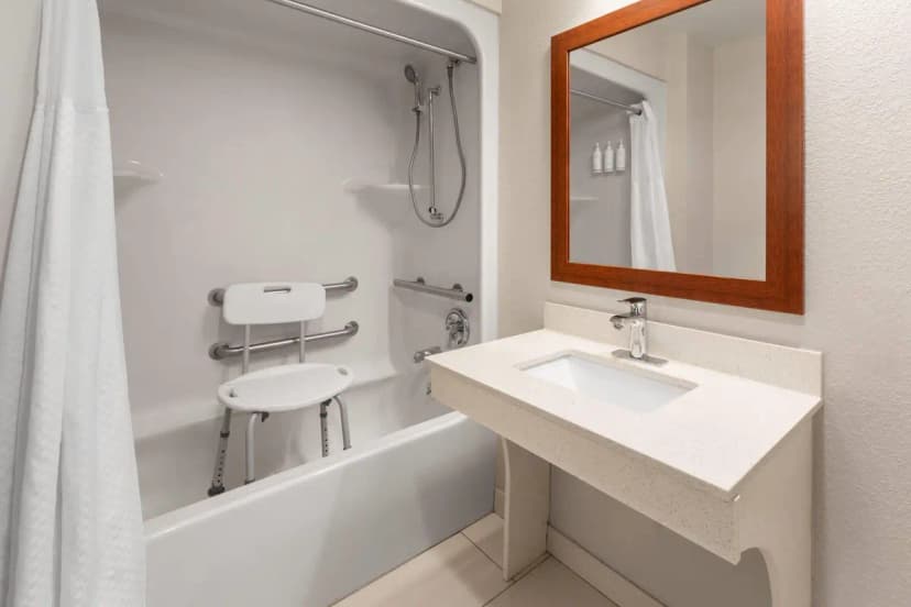 Hotels with jacuzzi in room in Blairsville