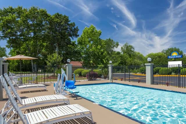 Days Inn by Wyndham Blakely — guest room