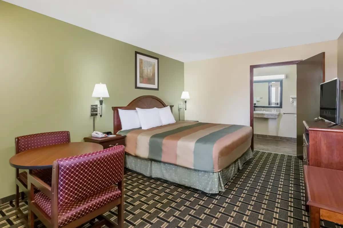 Days Inn by Wyndham Blakely — guest room