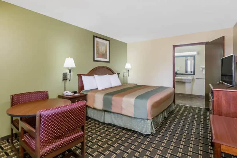 Days Inn by Wyndham Blakely — guest room