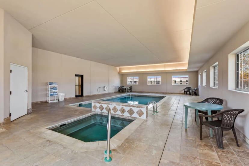 Hotels with jacuzzi in room in Carroll