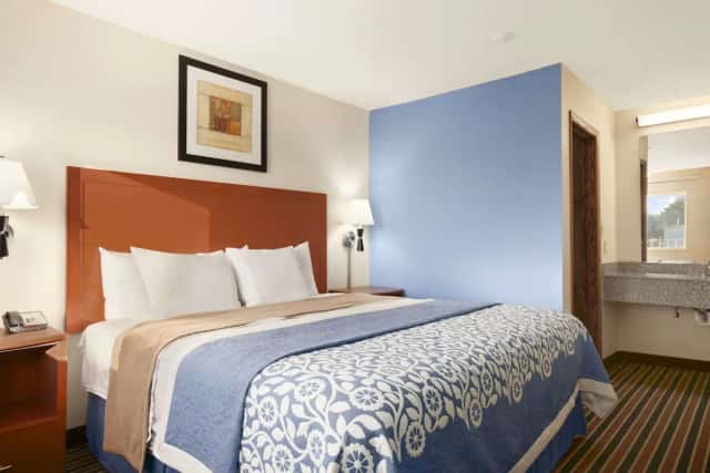 Days Inn by Wyndham Champaign/Urbana — guest room