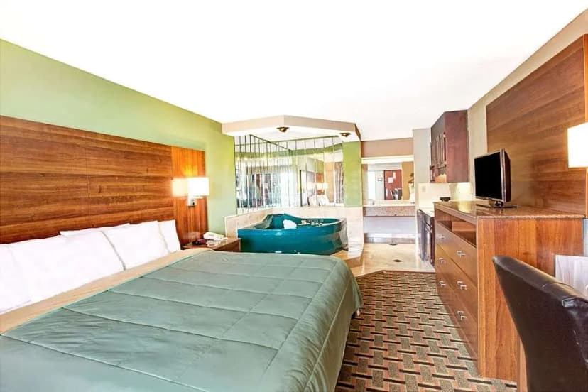 Hotels with jacuzzi in room in Conover
