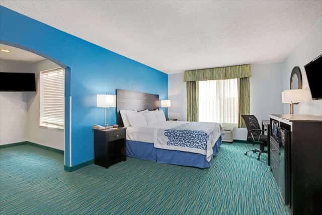 Days Inn by Wyndham Dallas Garland West — guest room