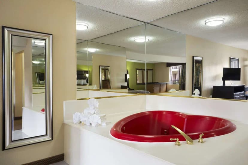 Hotels in Irving with a jacuzzi in the room