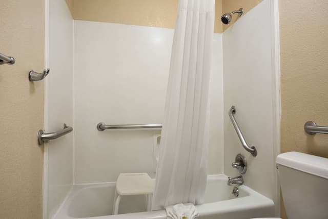 Deep soaking bathtub