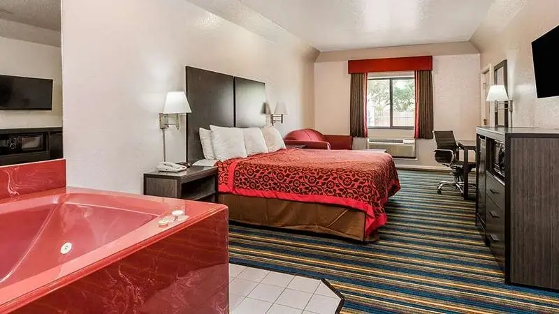 Hotels with jacuzzi in room in Dickinson
