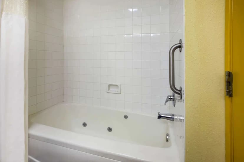 Hotels with jacuzzi in room in Donegal Township
