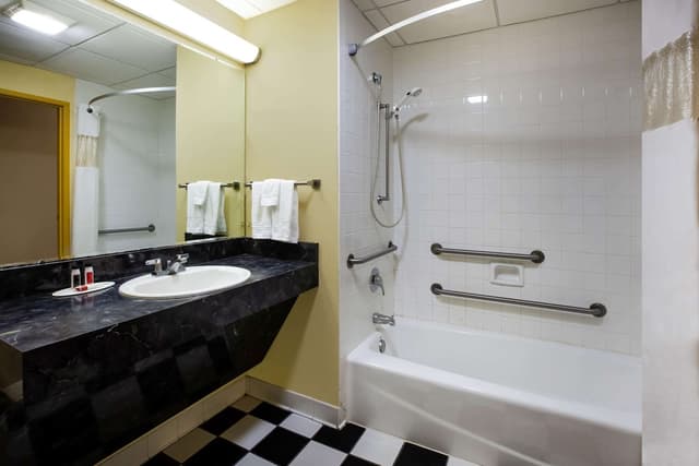 Deep soaking bathtub