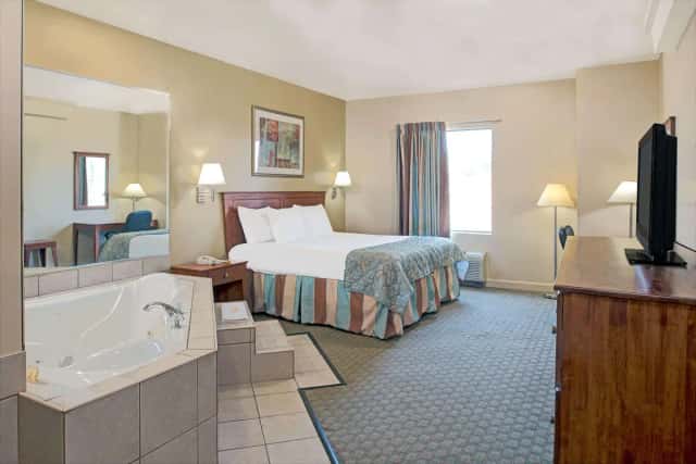 Jetted bathtub