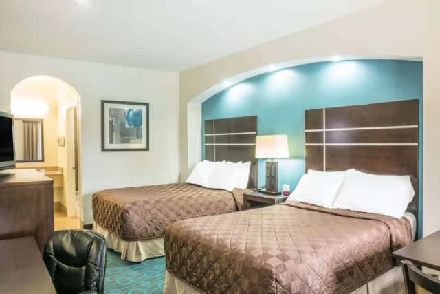 Days Inn by Wyndham Humble/Houston Intercontinental Airport — guest room