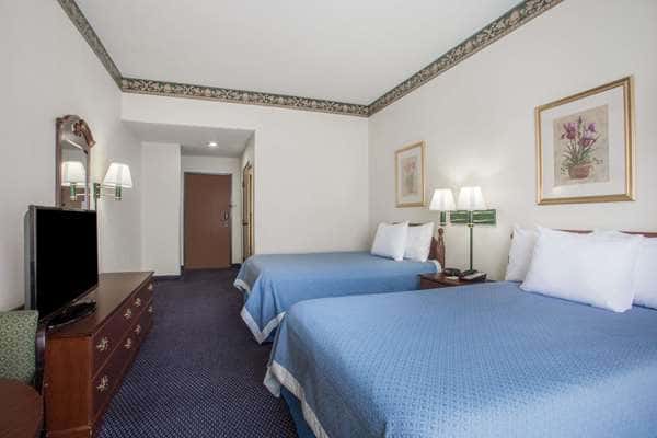 Days Inn by Wyndham Jesup — guest room