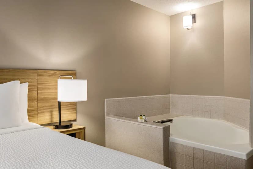 Hotels with jacuzzi in room in Kuttawa