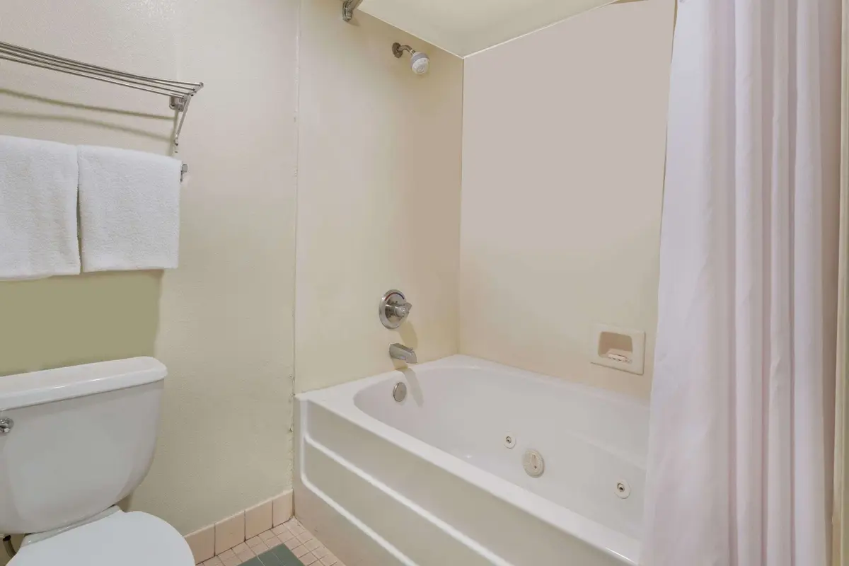 Hotels with jacuzzi in room in Lathrop