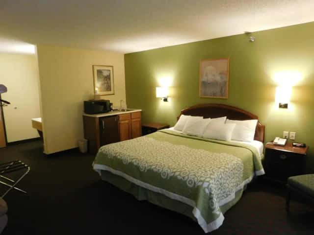 Days Inn by Wyndham Lexington NE — guest room