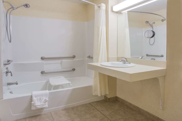 Deep soaking bathtub