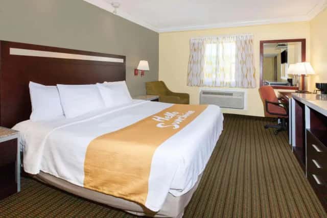 Days Inn by Wyndham Nanuet / Spring Valley — guest room