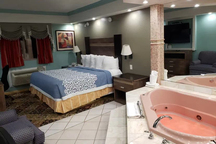 Hotels with jacuzzi in room in Nanuet