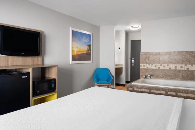 Hotels with jacuzzi in room in Neenah