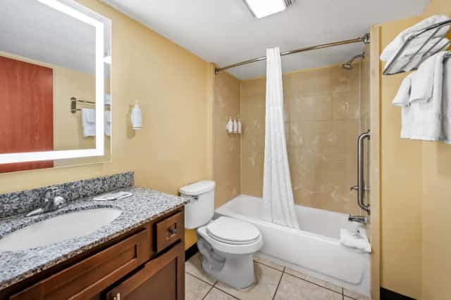 Deep soaking bathtub