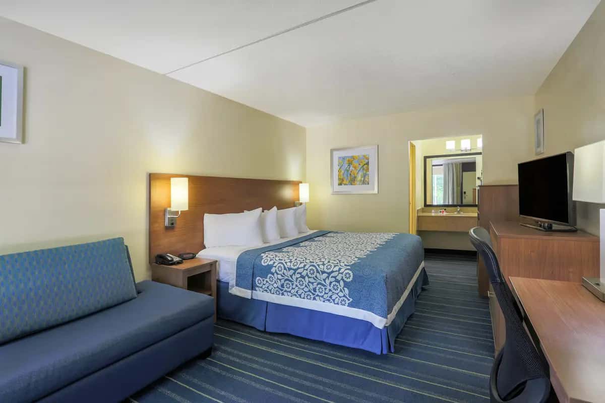 Days Inn by Wyndham Newark Wilmington — guest room