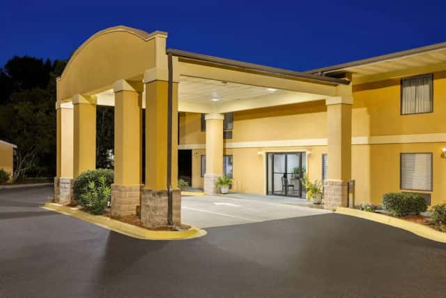 Days Inn by Wyndham North Columbia Ft. Jackson — guest room