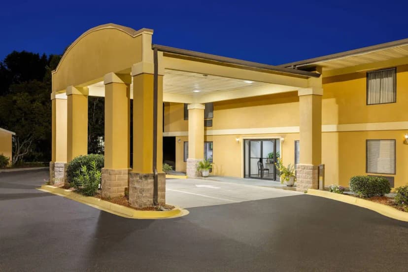 Hotels with jacuzzi in room in Blythewood