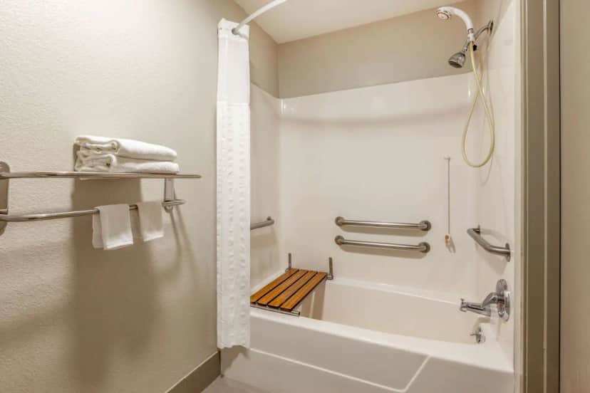 Deep soaking bathtub at Days Inn by Wyndham Sturtevant / Racine / Mount Pleasant