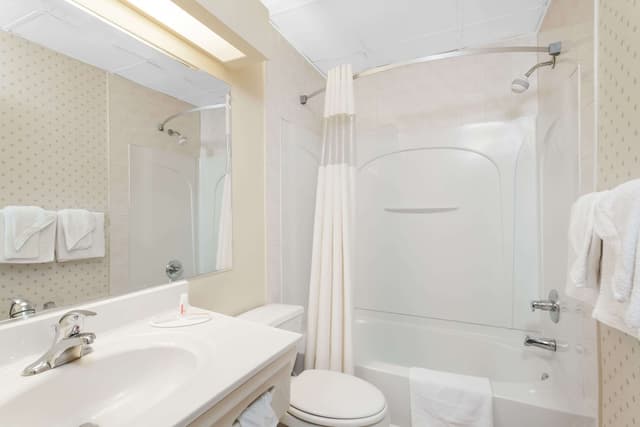 Jetted bathtub