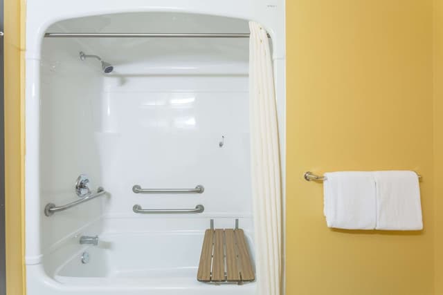 Deep soaking bathtub