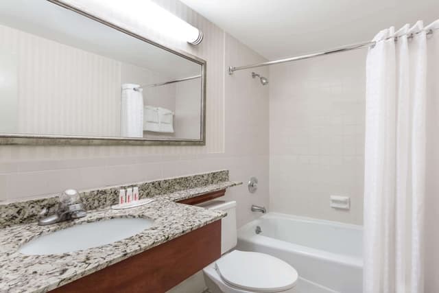 Deep soaking bathtub