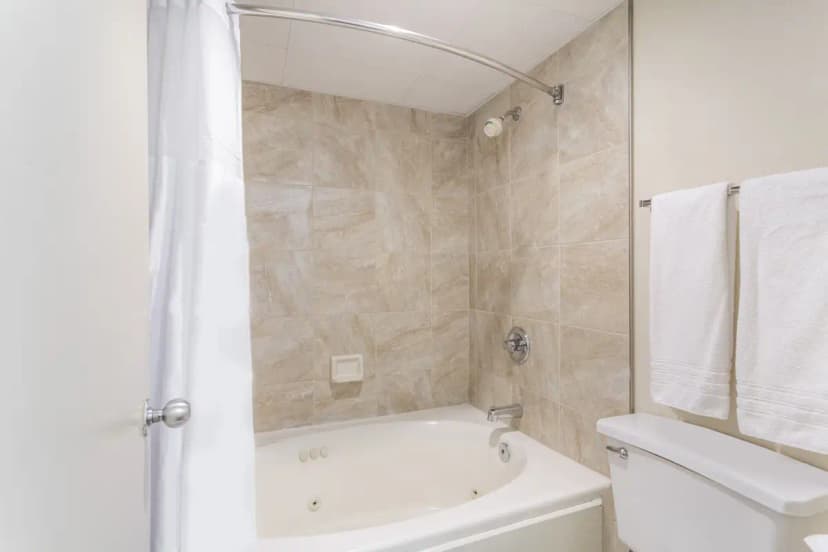 Hotels with jacuzzi in room in Winston Salem