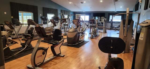 Days Inn Hotel & Governors' Waterpark, RV Park & Fitness Center — guest room
