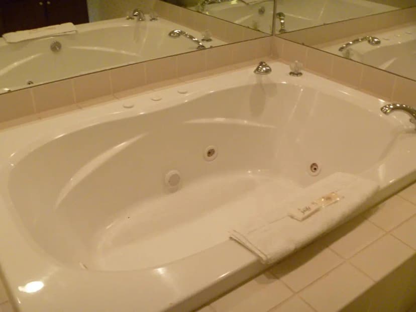 Hotels with jacuzzi in room in Fairview