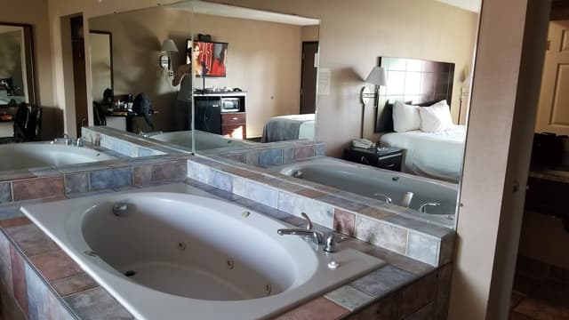 Jetted bathtub