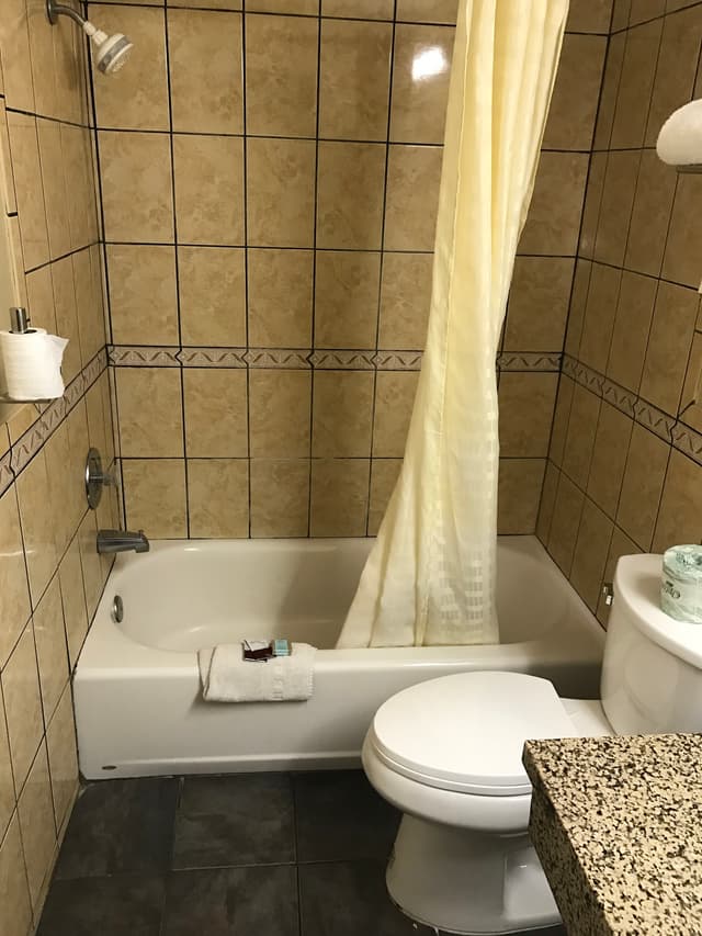 Deep soaking bathtub