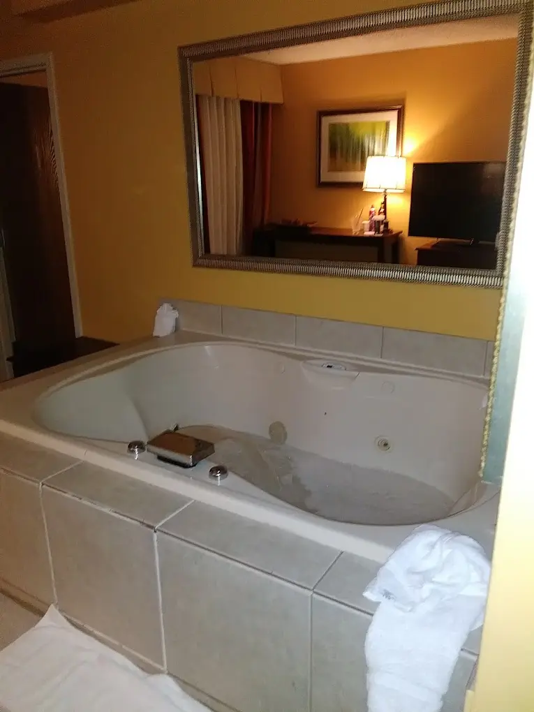 Hotels with jacuzzi in room in Northglenn