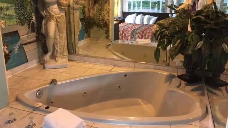 In-room hot tub at Deluxe Inn Galloway in Galloway, NJ