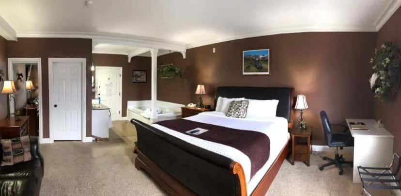In-room hot tub at Depot Inn & Suites in La Plata, MO
