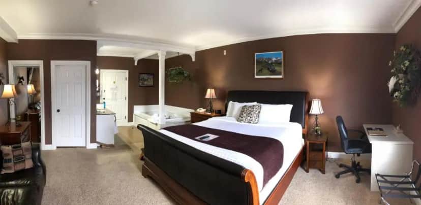 Private in-room jacuzzi tub in the Luxury Suite at Depot Inn & Suites