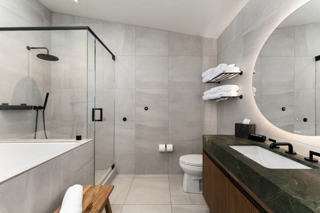 Deep soaking bathtub
